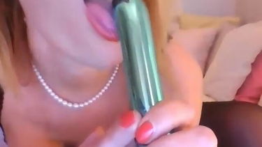 Makk cuppogtatás, szopás vibrin – borítókép