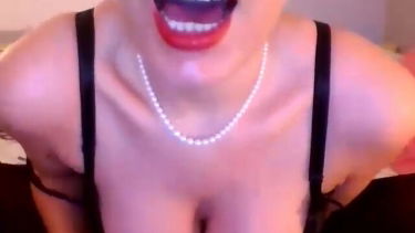 Szolga csipesszel utasitva – Naomi Goldy – borítókép