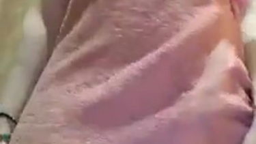 Fürdés utáni játszás magammal és jó sok testápolozás – Félszőrös piercingel – borítókép