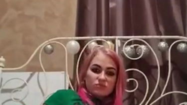 Készülödök a fürdéshez – Félszőrös piercingel – borítókép