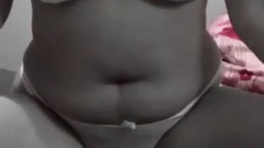 Fehér melltartóban, piros dildoval – Elvira99 – borítókép