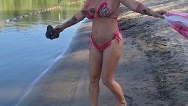 On the beach – Amazingsylvia – borítókép