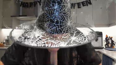 A boszorkány kifacsarja halloween tökét 🎃😄 – Bunnyka🐰 – borítókép